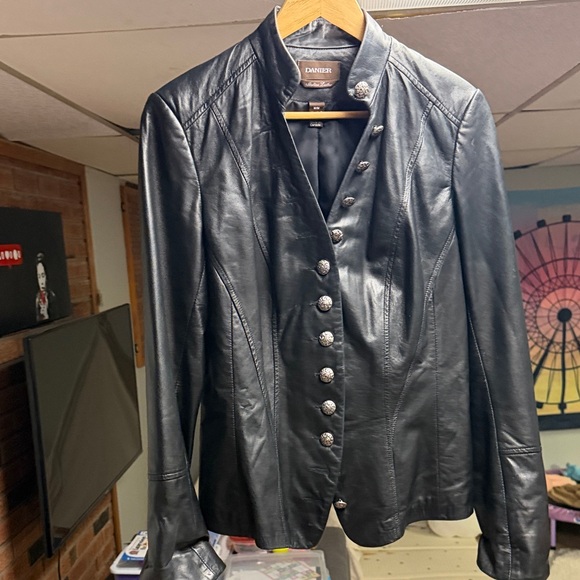 Danier Women's Sleek Black Leather Jacket - Picture 6 of 10